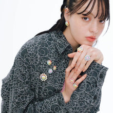Load image into Gallery viewer, Takashi Murakami x Liquem - Flower Lapel Pin (Pink x White)
