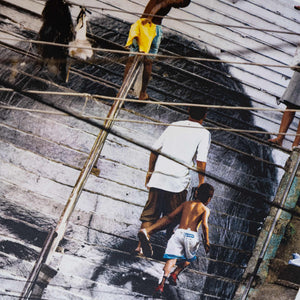 JR - 28 Millimètres, Women Are Heroes, Action dans la Favela Morro da Providência, Escalier, close-up, Rio de Janeiro, Brésil, 2008, 2022
